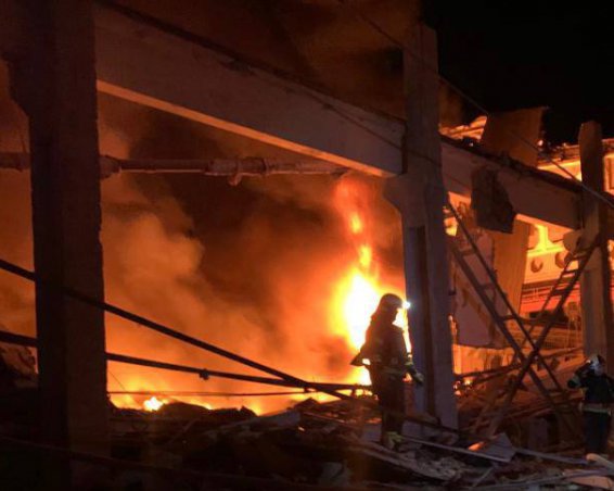 Ракетный удар по центру Харькова: появились первые фото последствий