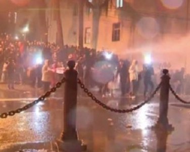 В Тбилиси полиция снова применила против митингующих водометы