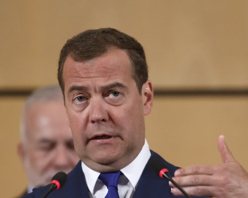 Медведев принялся пугать убийством Зеленского, Подоляк его высмеял
