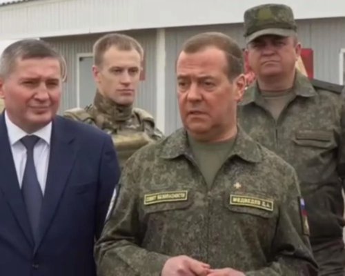Медведев в военной форме пригрозил уничтожить 