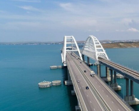 Крымский мост атаковали беспилотники: раздались взрывы