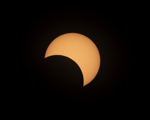 Як світ спостерігав за рідкісним сонячним затемненням - фоторепортаж і відео