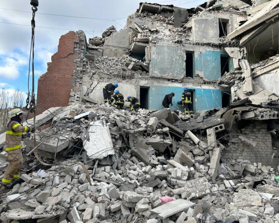 Россия ударила по общежитию в Славянске: под завалами есть люди