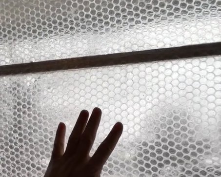 Создает мгновенный эффект: как утеплить окна пузырьковой пленкой