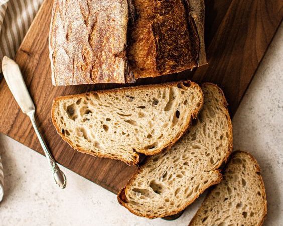 Підставка для торта робить дива: як зберегти свіжість хліба надовго
