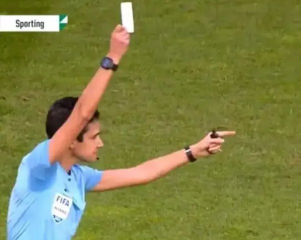 Арбитр во второй раз в истории футбола показал белую карточку. Что она значит