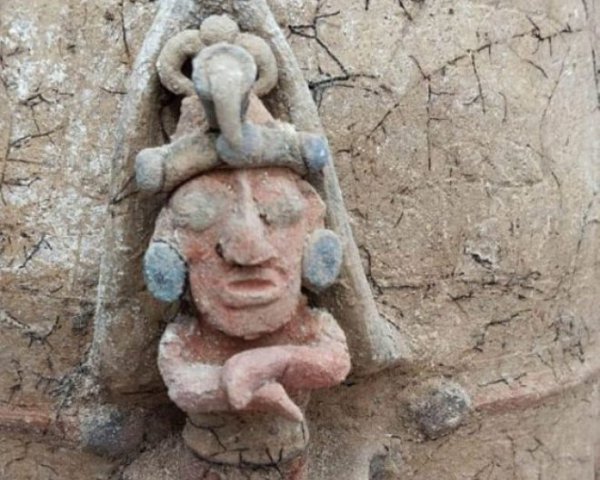 Археологи знайшли урну із зображенням бога кукурудзи
