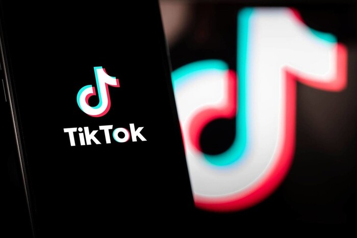 Логотип TikTok и флаг США