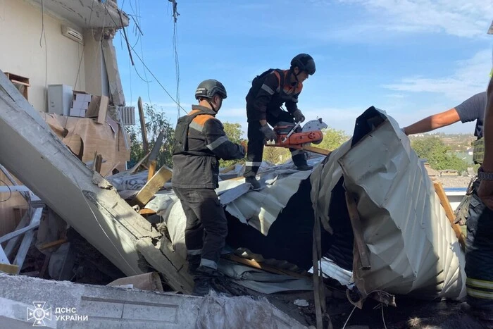 Тело женщины под завалами после ракетного удара