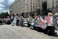 Протест на колінах: дружини мобілізованих росіян вийшли під будівлю Міноборони РФ (відео)