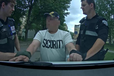 У Риге за агрессивное поведение полиция задержала мужчину в бейсболке с гербом России