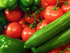 В Україні впали ціни на тепличні овочі: скільки коштують огірки та помідори