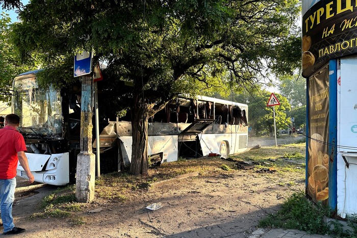 Уламки автобуса з розстріляними працівниками