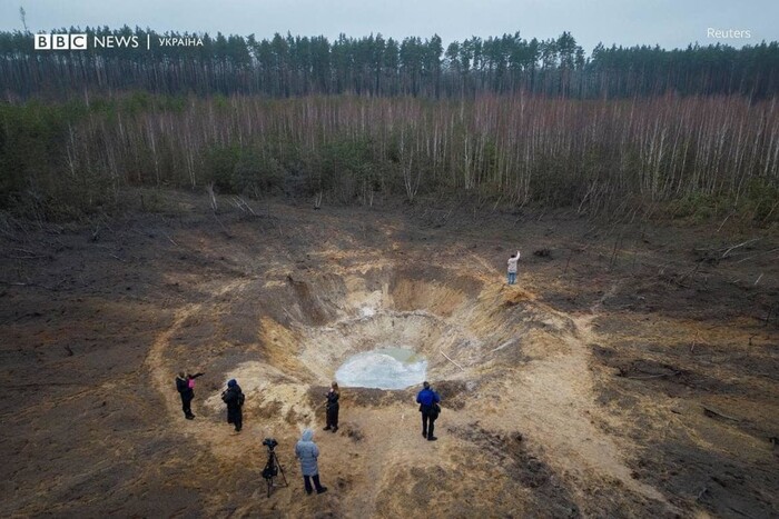 Воронка от российской ракеты в лесу