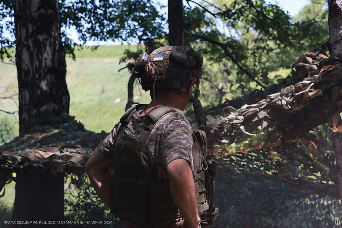 Военные в форме на поле