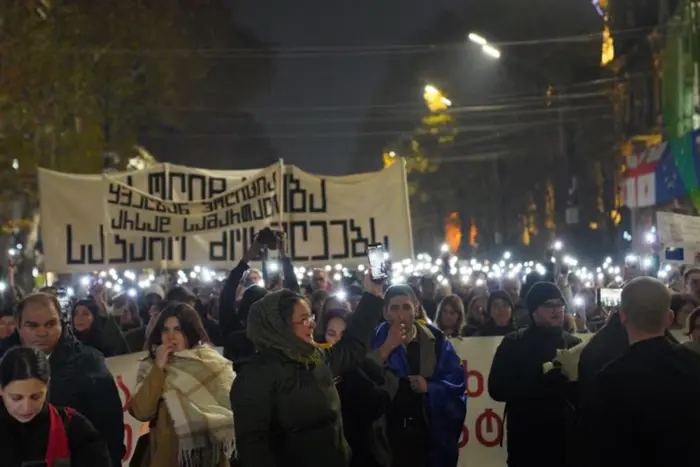 Госслужащие присоединились к протесту в Тбилиси