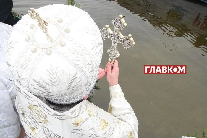 Люди святкують Водохреще біля річки