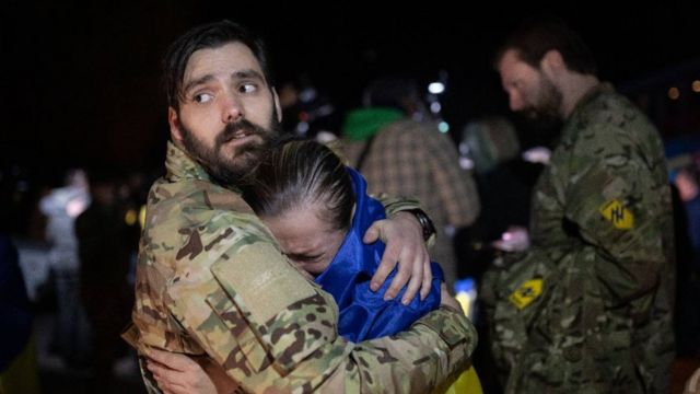 Щасливі жінки засмаглі та веселі