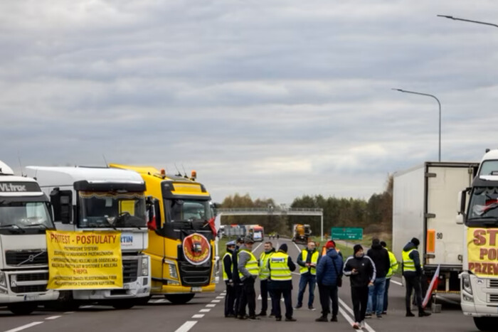 Поліцейські перевіряють автомобілі на кордоні