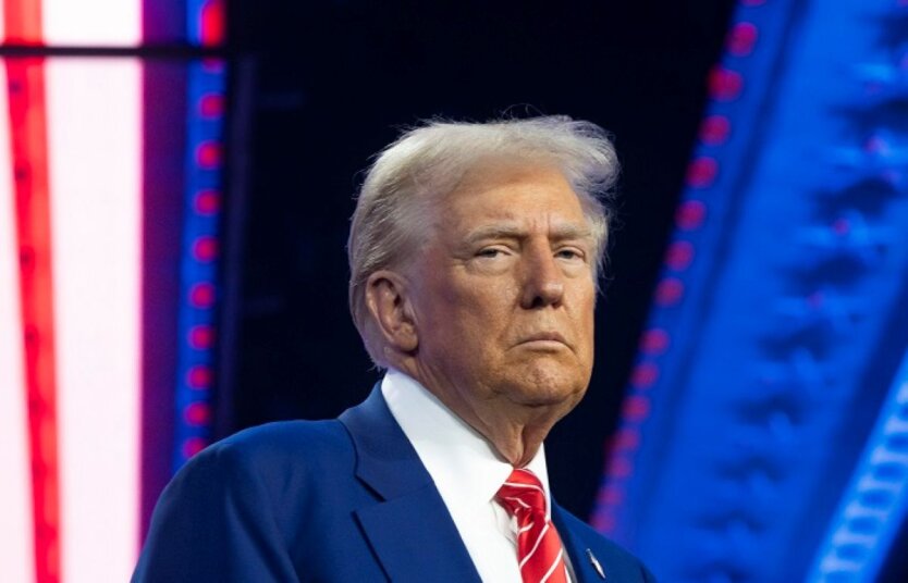 Портрети Трампа і Путіна на фоні українського прапору