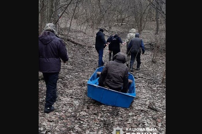 Мужчина с ветками в лесу