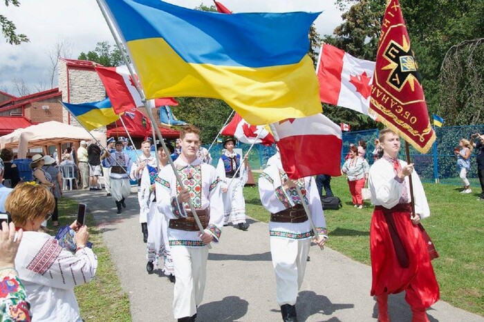 Хода на честь дня вишиванки в Канаді