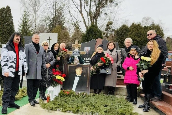 Родина та друзі на могилі