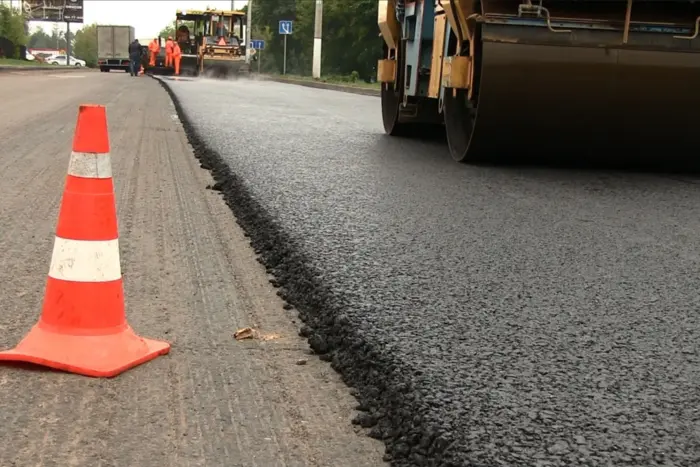 Ремонт дороги поблизу зони бойових дій