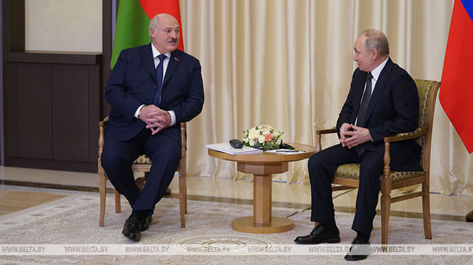Маріонетка Путіна Лукашенко заявив, що не міг не примчати на клич свого господаря 