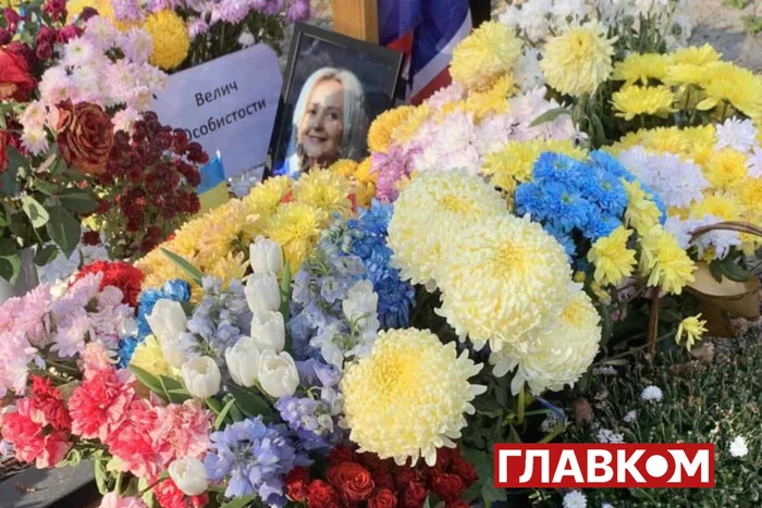 Могила Фарион, покрытая цветами, в День украинской письменности и языка