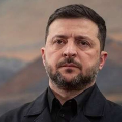 Зеленский выступает на фоне украинского флага