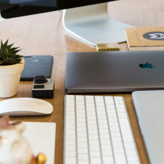 Лого Apple та інтель на ноутбуці
