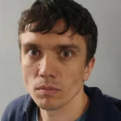 Человек подозревает женщину в шпионаже