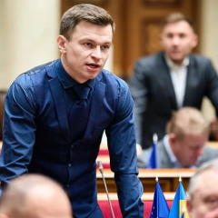Нардеп Костюк у піджаку на голе тіло