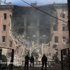 Рятувальники дістають людей з-під завалів