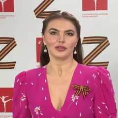 Кабаева и Винар поздравляют Дерюгину