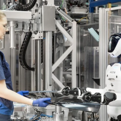 Гуманоиды BMW тестируют автомобили в Германии
