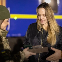 Анджеліна Джолі гуляє по Херсону
