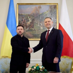 Президент Польши откладывает решение об отзыве ордена Белого Орла