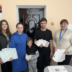 Родина з 8 осіб отримала закордонні паспорти