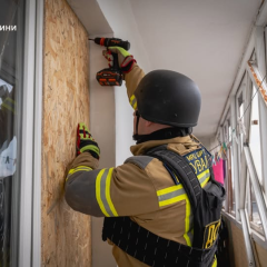 Рятувальники відновлюють місто після атаки
