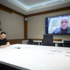 Військові експерти працюють з дронами
