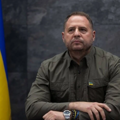 Андрій Єрмак зіставляє тексти закону