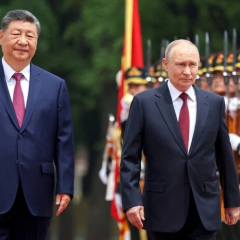 Путін в Китаї грає у танець лебедів