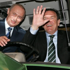 Путін і Шредер укладають угоду в Москві