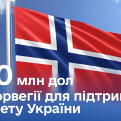 Люди обсуждают деньги в программе PEACE