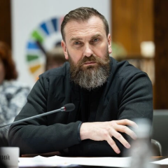 Абітуріенти на станції з чемоданами