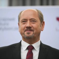 Польський сенатор за кермом автомобіля
