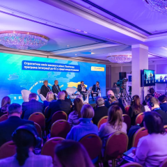 Флаги України та Європейського Союзу