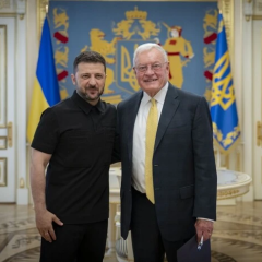 Трамп и Зеленский на фоне